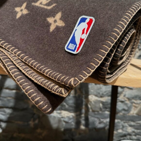 Louis Vuitton x NBA Lettering Brown Wool Cashmere Neo Monogram Blanket - Picture 8 of 13
